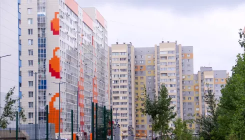 Матрешки, зелень и море машин: чем живет и как выглядит ипотечная долина Барнаула