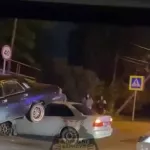 Трактор в Барнауле закинул Волгу на проезжавшую мимо иномарку