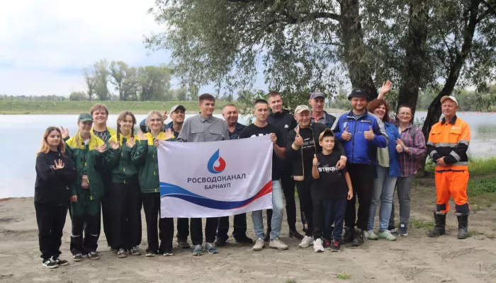 Экоактивисты очистили от мусора берег озера Левая Лапа