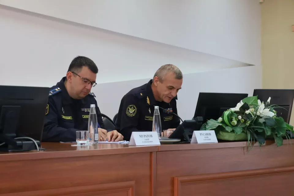 Врио главного судебного пристава Алтайского края Закир Муратов и заместитель директора ФССП России Юрий Русанов
