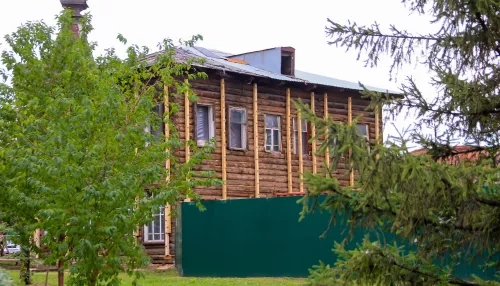 Старинные бревна и леса: в центре Барнаула реставрируют дореволюционный особняк. Фото