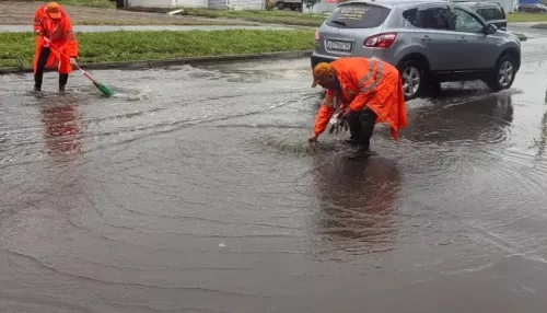 В Барнауле очищают ливневки для спуска воды на проблемных участках дорог