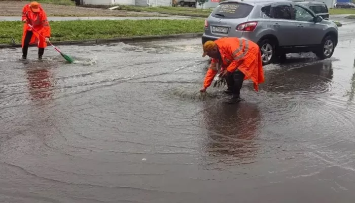 В Барнауле очищают ливневки для спуска воды на проблемных участках дорог