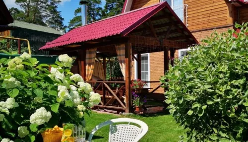 Двухэтажную дачу среди сосен с баней и огородом продают в Барнауле за 7,5 млн рублей
