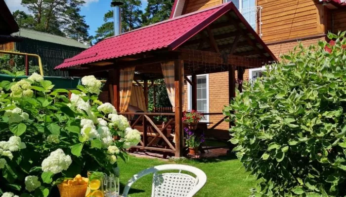 Двухэтажную дачу среди сосен с баней и огородом продают в Барнауле за 7,5 млн рублей