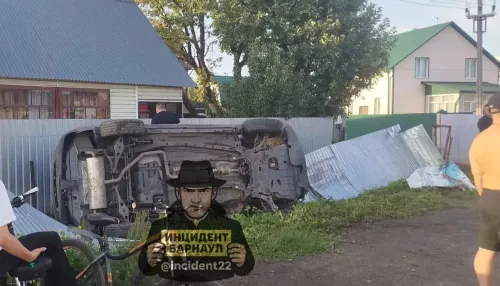 Компания отдыхающих в Барнауле отправила авто в полет в частном секторе