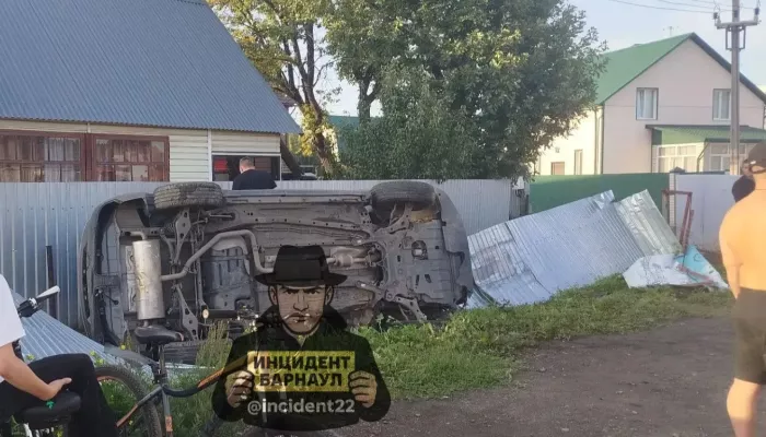 Компания отдыхающих в Барнауле отправила авто в полет в частном секторе
