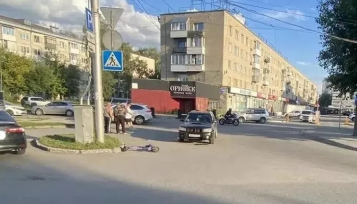 Девочка-подросток на электросамокате попала под колеса кроссовера. Фото