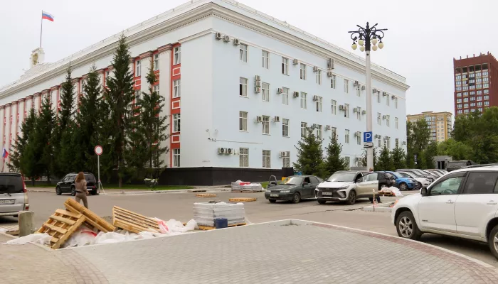 Дорогу вдоль здания правительства Алтайского края ограничат шлагбаумами