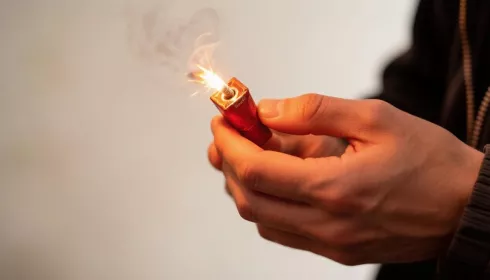 Соцсети: в Барнауле подросток остался без части пальца из-за взрыва петарды