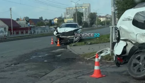 Renault Duster и Audi Q5 разбились на перекрестке в Барнауле, есть пострадавшие
