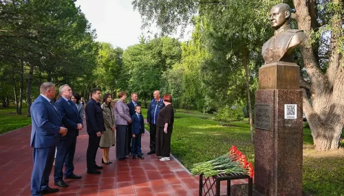 Цветы к бюсту Героя России Игоря Иванова возложили в Барнауле
