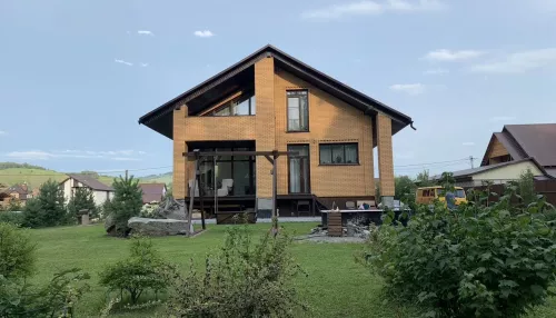 Особняк со своим лесом под окнами продают в Горном Алтае за 75 млн рублей. Фото
