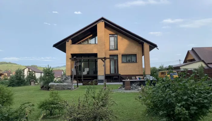 Особняк со своим лесом под окнами продают в Горном Алтае за 75 млн рублей. Фото