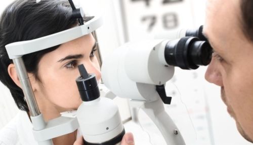 Молодая жительница Армении плачет кристаллами