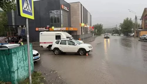 В Горно-Алтайске водитель кроссовера сбил на зебре девушку из Амурской области