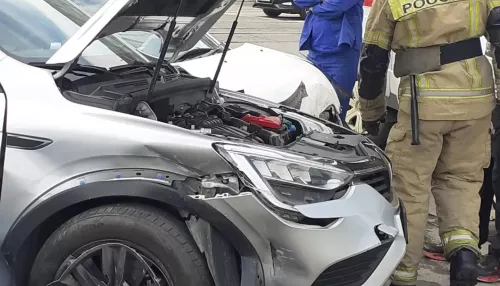 Появились кадры с места массовой аварии с двумя пострадавшими в центре Бийска