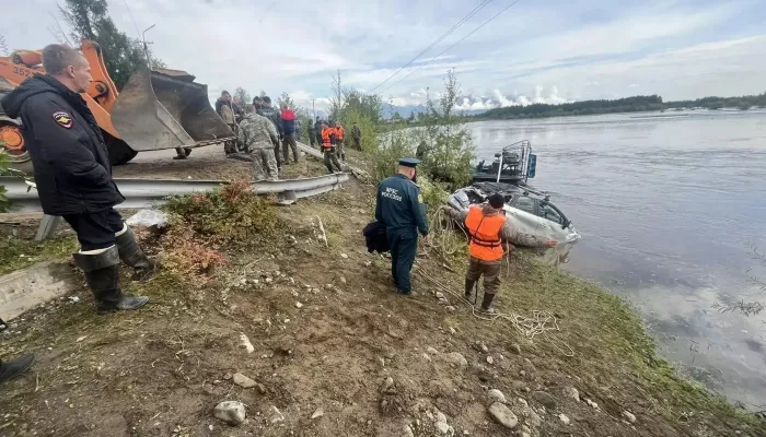 Машина с пятью подростками утонула в реке в Забайкалье