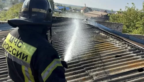 Склады загорелись на территории сельхозпредприятия в Научном Городке