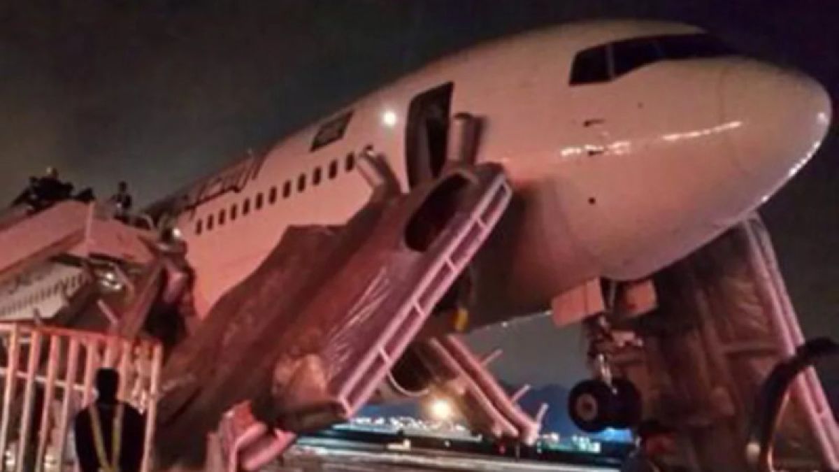 "Все в поля кинулись": появилось видео экстренной посадки Boeing-767 в Барнауле