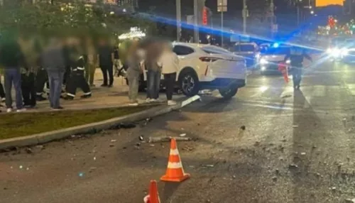 Mercedes влетел в людей у светофора в Москве: пострадали шесть человек