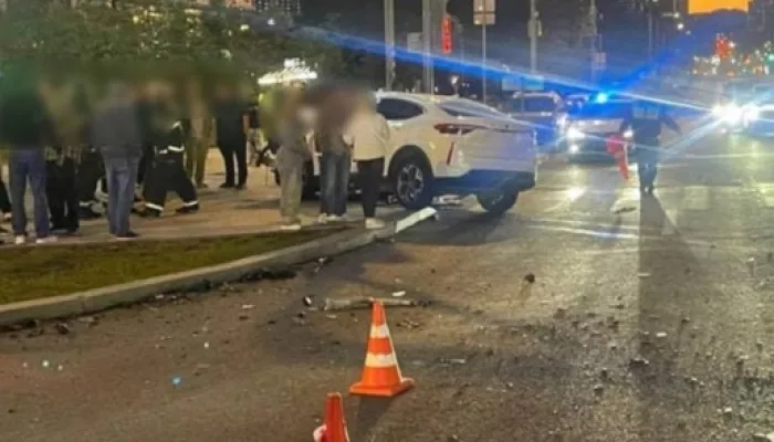 Mercedes влетел в людей у светофора в Москве: пострадали шесть человек