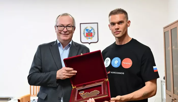 Парашютист-рекордсмен Сергей Бойцов получил награду от властей Алтайского края