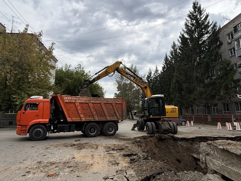 В Барнауле на ул. Деповской продолжается перекладка участка магистральной теплосети М-21