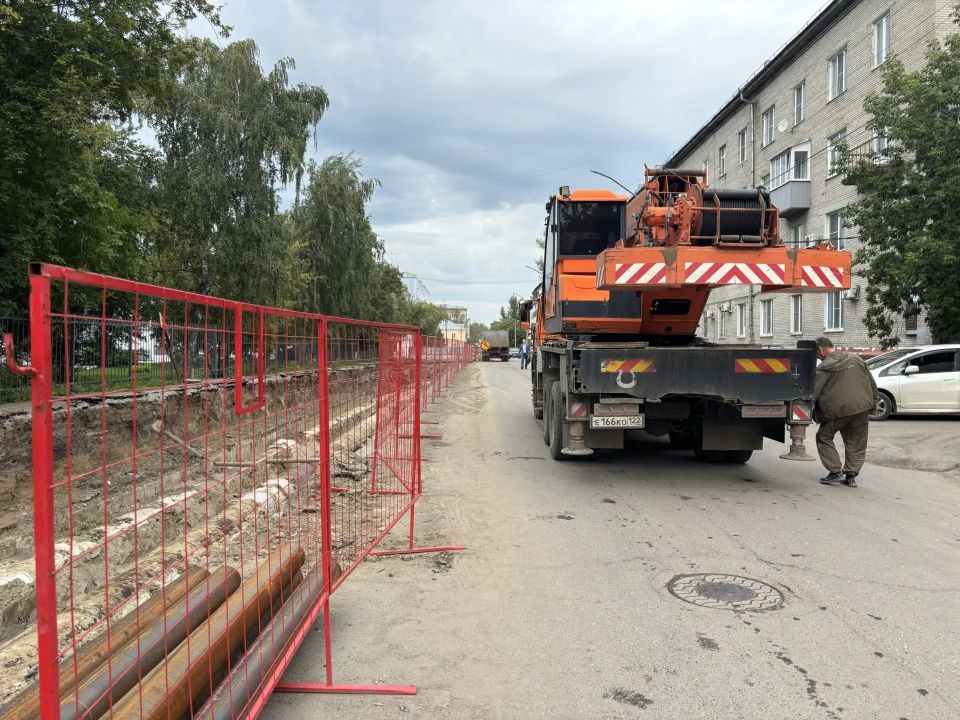 В Барнауле на ул. Деповской продолжается перекладка участка магистральной теплосети М-21