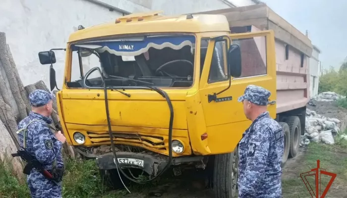 Житель Алтайского края угнал с базы КамАЗ и перевернул его