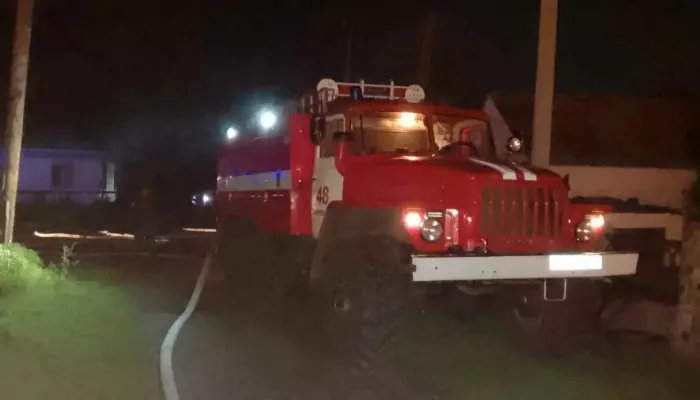 Женщину спасли из огромного пожара в селе Смоленское в Алтайском крае