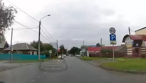 Автомобиль сбил женщину на глазах полицейских в Барнауле