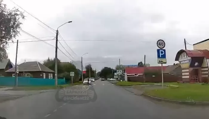 Автомобиль сбил женщину на глазах полицейских в Барнауле