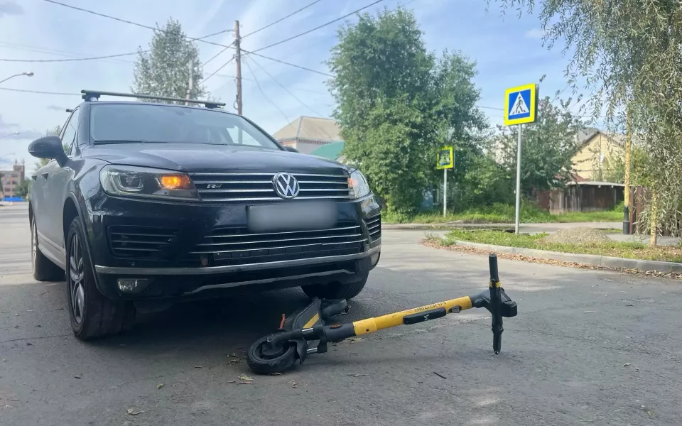 Два мальчика на электросамокате попали под автомобиль в Барнауле