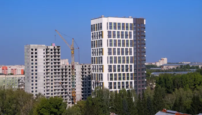 Первые фасады и парк: как под взором целинника в Барнауле строят культурный ЖК. Фото
