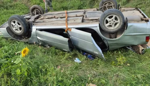 Спасатели помогли бабушке и ее внучке после ДТП с опрокидыванием в Алтайском крае
