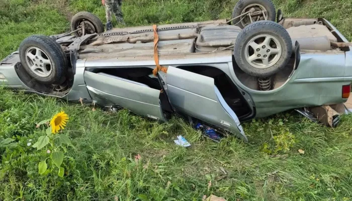 Спасатели помогли бабушке и ее внучке после ДТП с опрокидыванием в Алтайском крае