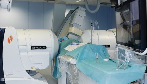 Робот провел операцию юной бийчанке с редким заболеванием