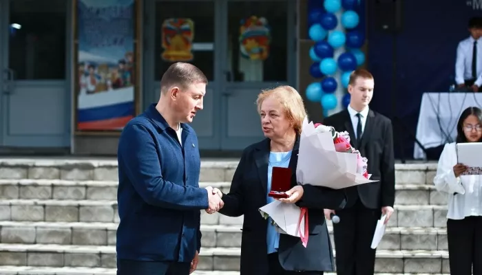 Глава Республики Алтай вручил медколледжу медаль за помощь бойцам СВО