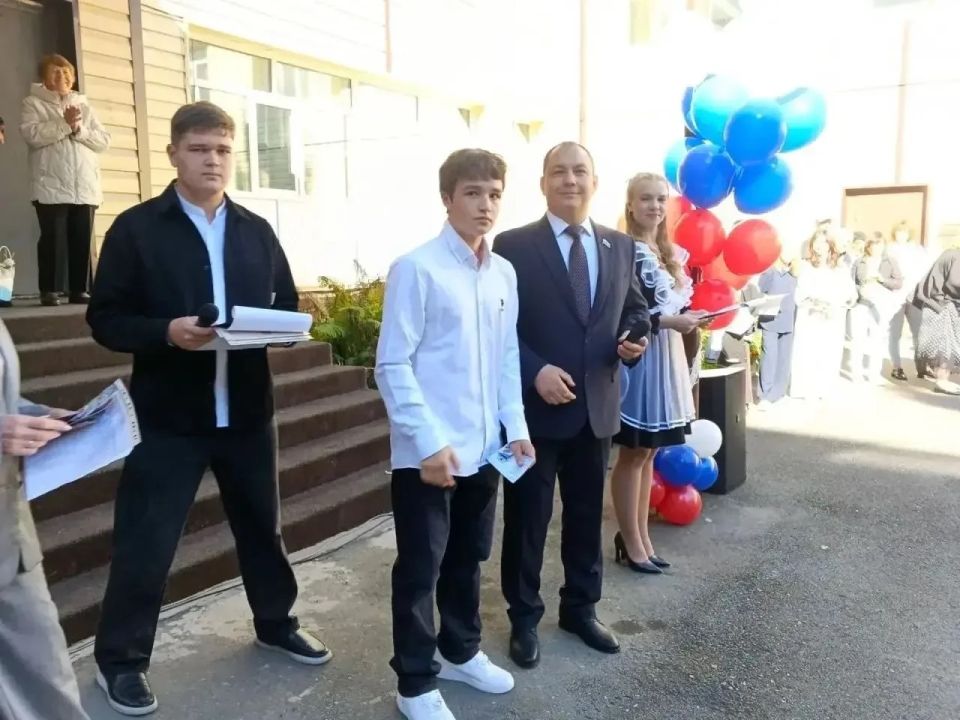 Депутаты БГД поздравили школьников с Днем знаний