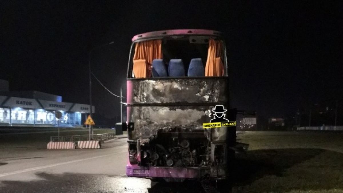 Автобус сгорел в Барнауле у "Карандин-Арены "Динамо"