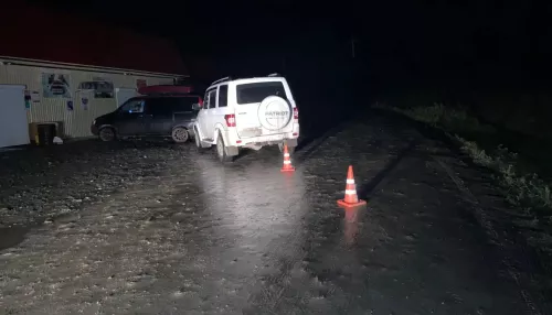 УАЗ врезался в припаркованную машину в Республике Алтай: пострадали дети
