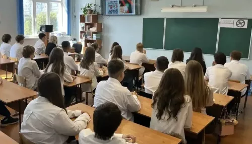 В школах и детсадах Барнаула вспоминают жертв терроризма в День солидарности. Фото