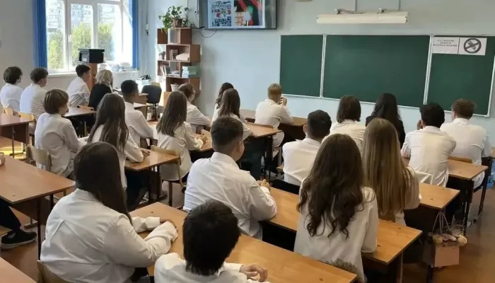 В школах и детсадах Барнаула вспоминают жертв терроризма в День солидарности. Фото