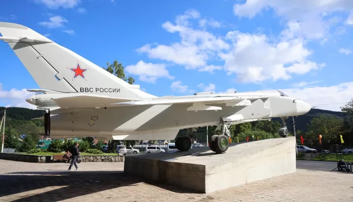Боевой самолет Су-24 установили в Парке Победы Горно-Алтайска