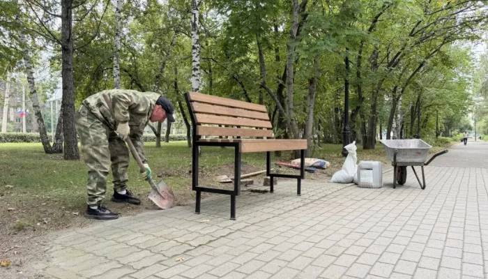 В Барнауле на аллее по улице Малахова установили новые скамейки по просьбе жителей