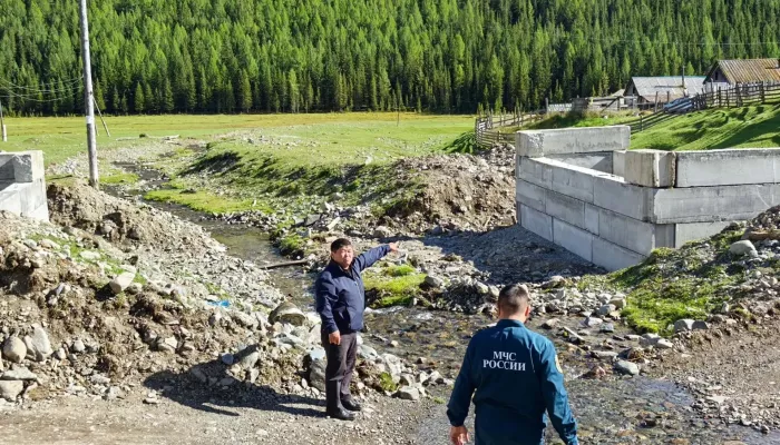 Глава Улаганского района проверил ход строительства объектов в селе Паспарта