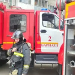 В Барнауле людей эвакуировали из многоэтажки из-за пожара на кухне