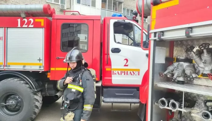 В Барнауле людей эвакуировали из многоэтажки из-за пожара на кухне