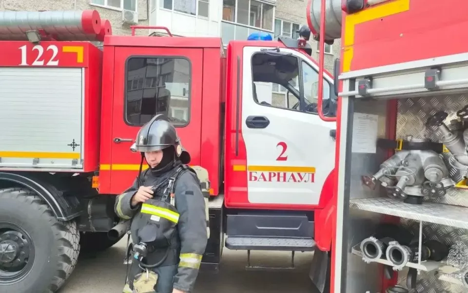 В Барнауле людей эвакуировали из многоэтажки из-за пожара на кухне